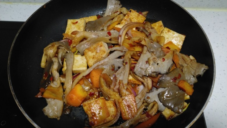 麻辣豆腐炒平菇,翻炒均匀。