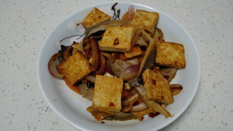 麻辣豆腐炒平菇,盛入盘中。