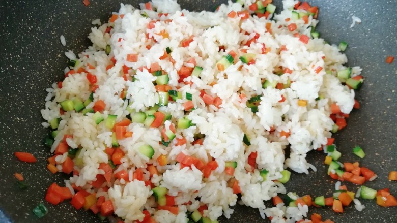 菠萝炒饭,加入米饭翻炒均匀。