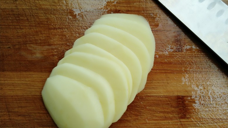 胡萝卜炒土豆丝,把土豆切成薄片重叠放平