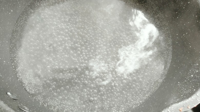 胡萝卜炒土豆丝,起锅烧半锅开水加入一茶匙盐