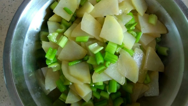 西芹土豆炒肉片,把西芹和土豆片盛出待用