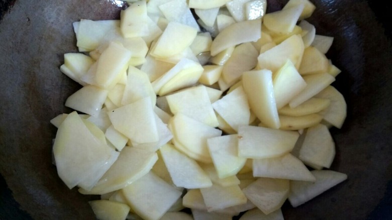 西芹土豆炒肉片,锅中放入适量植物油，放入土豆片翻炒