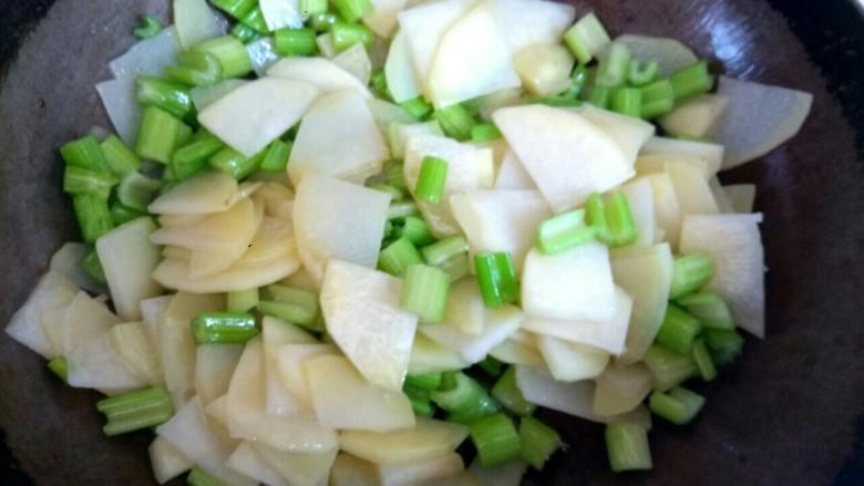 西芹土豆炒肉片,一直翻炒至土豆变透明，西芹越来越绿