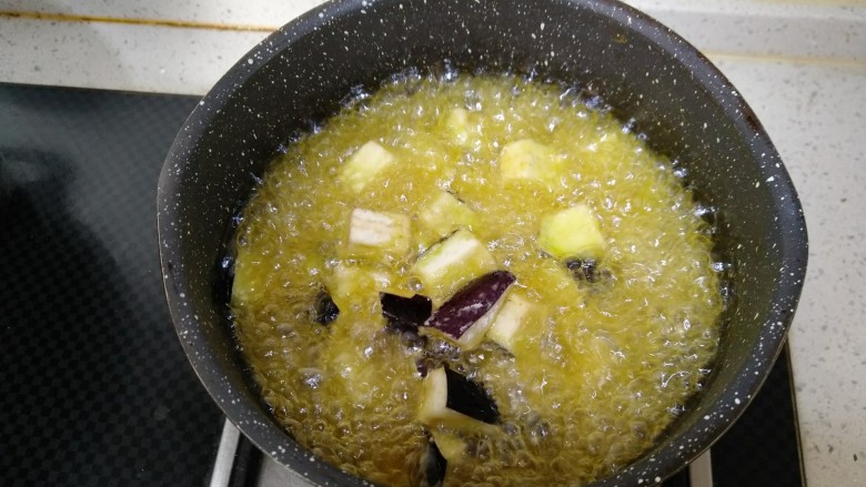 茄丁肉酱面,锅内倒入食用油 待油温6-7成热时放入抓拌好的茄块
