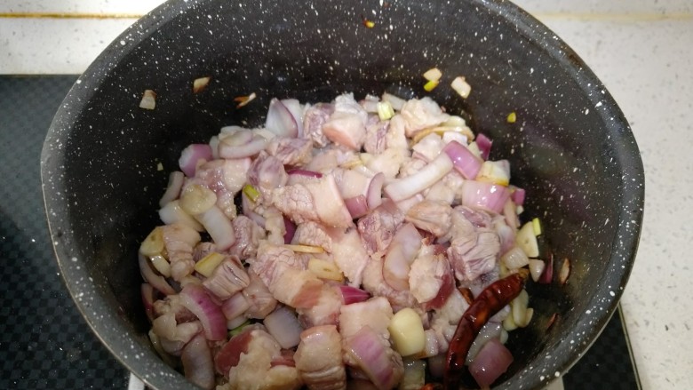 茄丁肉酱面,然后倒入五花肉炒煸炒2分钟左右 煸出多余油脂
