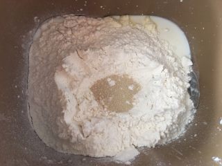 肠仔包,再放高粉和酵母，面包机和面程序30分钟，15分钟时加入黄油，揉成光滑的面团，继续发面程序继续1个小时