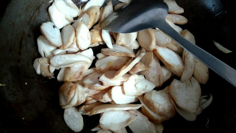 杏鲍菇尖椒炒鸡蛋,锅中放入少量植物油，放入杏鲍菇翻炒一会儿，加入小半碗清水烧开
