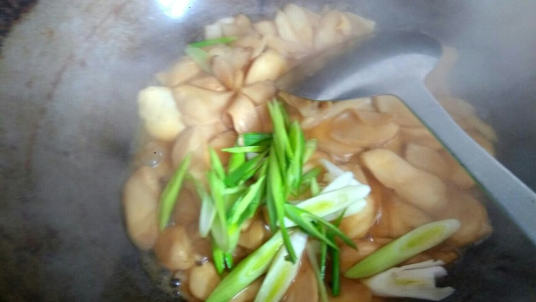 杏鲍菇尖椒炒鸡蛋,加入适量盐，放入葱丝翻炒