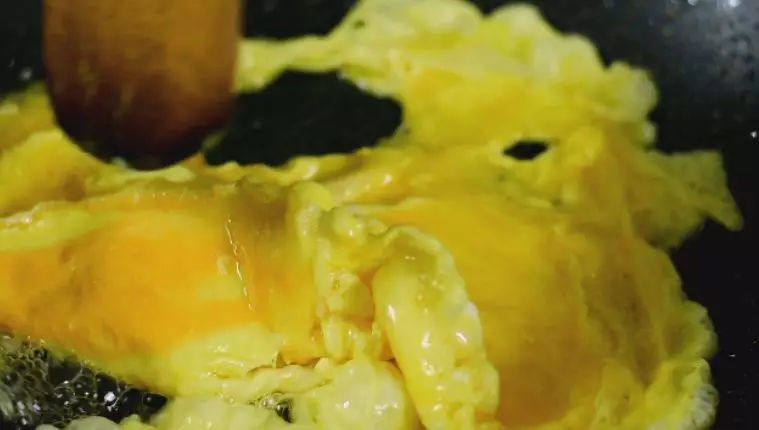 剁椒炒蛋是湘菜经典家常菜,爽辣非常下饭,热锅冷油，倒入鸡蛋液滑散