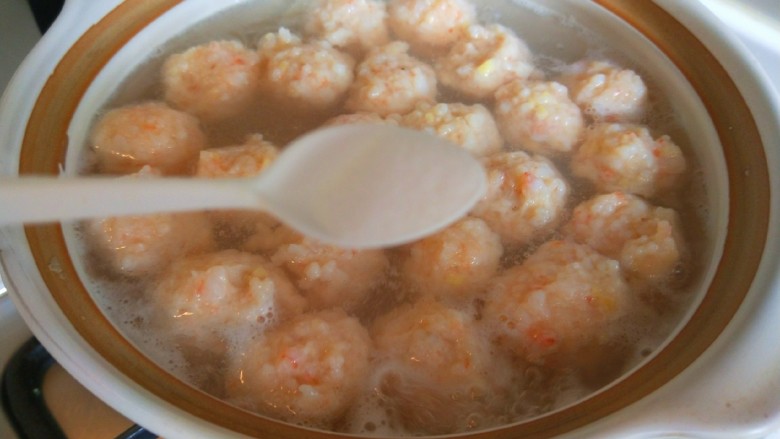 虾滑丸菠菜汤,加入适量盐。