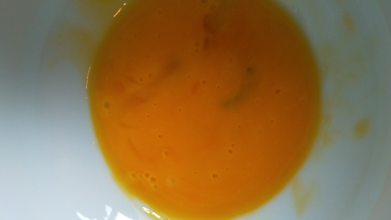 虾滑丸菠菜汤,一个蛋黄搅拌均匀撒上，就不用站碗了，而且更填加颜值。