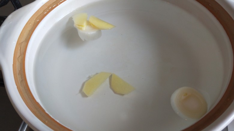虾滑丸菠菜汤,砂锅加入适量水，放入葱姜烧开。