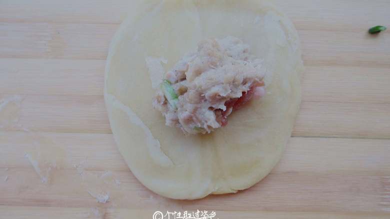 鲜肉酥饼,擀成饺子皮状，放入肉馅，肉馅是用之前包饺子剩下来的
