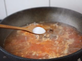 番茄金针菇肥牛卷,放入适量的盐调味即可。