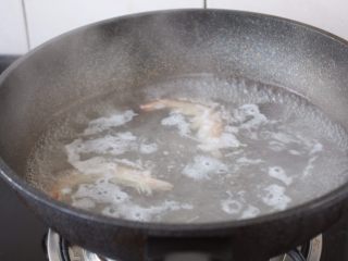 番茄金针菇肥牛卷,鲜虾清洗干净，剔除虾线，放在开水里汆烫一下马上捞出来备用。