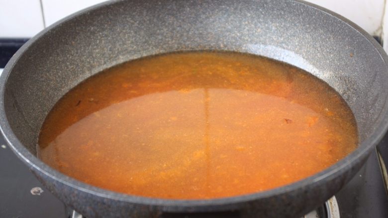 番茄金针菇肥牛卷,放入适量的水。
