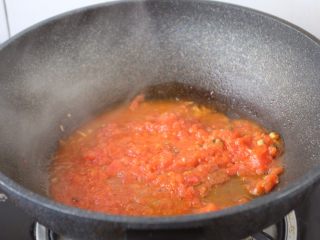 番茄金针菇肥牛卷,放入番茄，番茄炒至软烂。