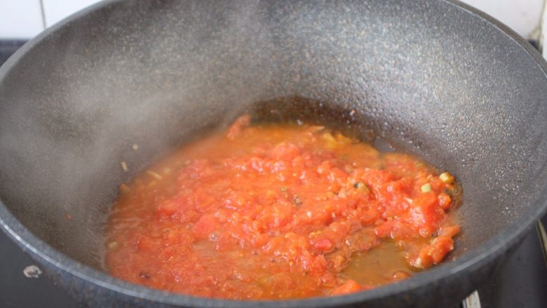 番茄金针菇肥牛卷,放入番茄，番茄炒至软烂。