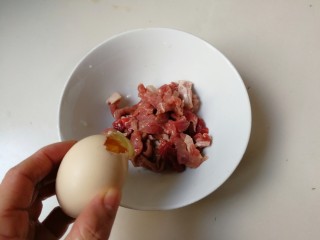 荷兰豆炒牛肉,放入半个鸡蛋清抓匀