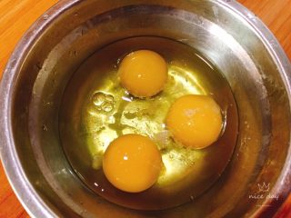 韭菜盒子+春天的味道,鸡蛋加入适量的盐提前打好