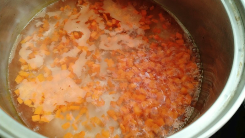 胡萝卜蛋卷,把胡萝卜丁放进去焯水一分钟