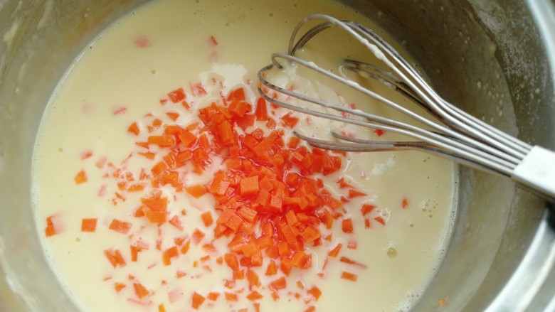 胡萝卜蛋卷,放入胡萝卜丁搅拌均匀