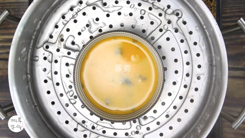 视频｜日式松茸蒸鸡蛋｜牛佤松茸食谱,把鸡蛋液放入蒸锅蒸煮，可以盖上碟子防止滴水。
