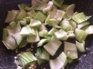 蒜香小油菜,倒入切好的菜梗，加入生抽，翻炒至颜色变深；