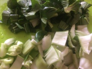 蒜香小油菜,先将油菜清洗干净，菜梗和菜叶分开切好；