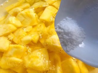 菠萝糖水,把切好的菠萝放入大碗里，加入适量盐，倒入清水，浸泡20分钟。
