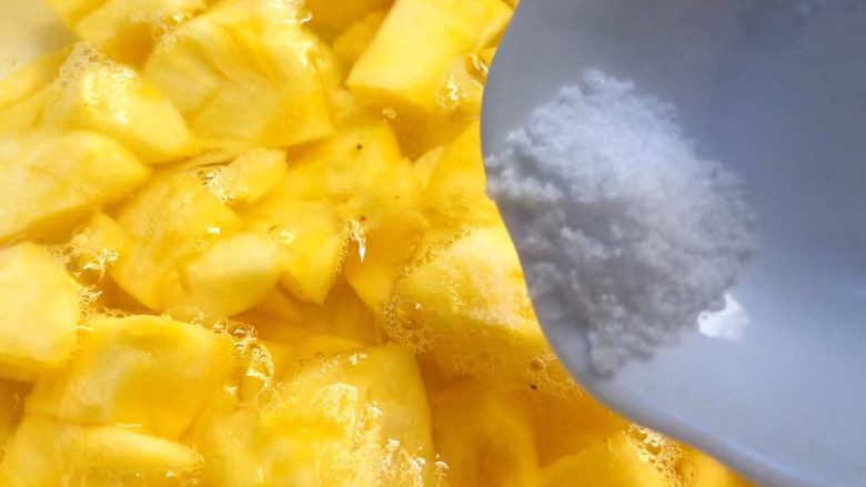 菠萝糖水,把切好的菠萝放入大碗里，加入适量盐，倒入清水，浸泡20分钟。