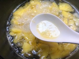 菠萝糖水,水开撇去上面的浮沫，转中火慢煮。