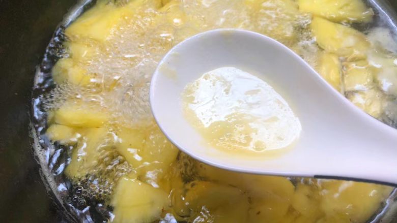 菠萝糖水,水开撇去上面的浮沫，转中火慢煮。