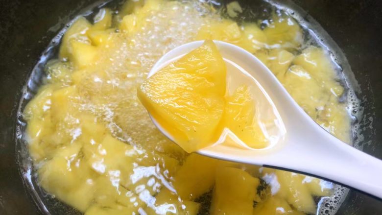 菠萝糖水,煮至菠萝呈透明状态即可关火。