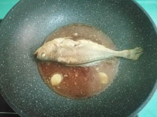 红烧黄花鱼,放入煎好的黄花鱼，取一个小碗，放少许玉米淀粉，加少许水调开，倒入锅中，中火煮开