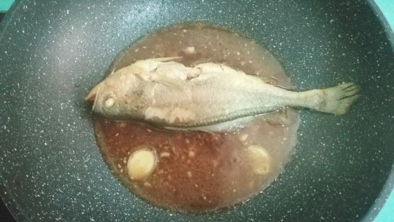 红烧黄花鱼,放入煎好的黄花鱼，取一个小碗，放少许玉米淀粉，加少许水调开，倒入锅中，中火煮开