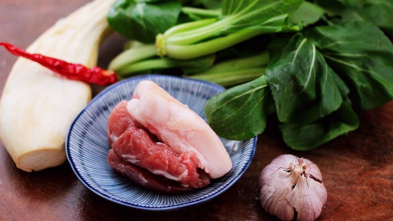 蒜香杏鲍菇青菜炒花肉,首先备齐所有的食材。