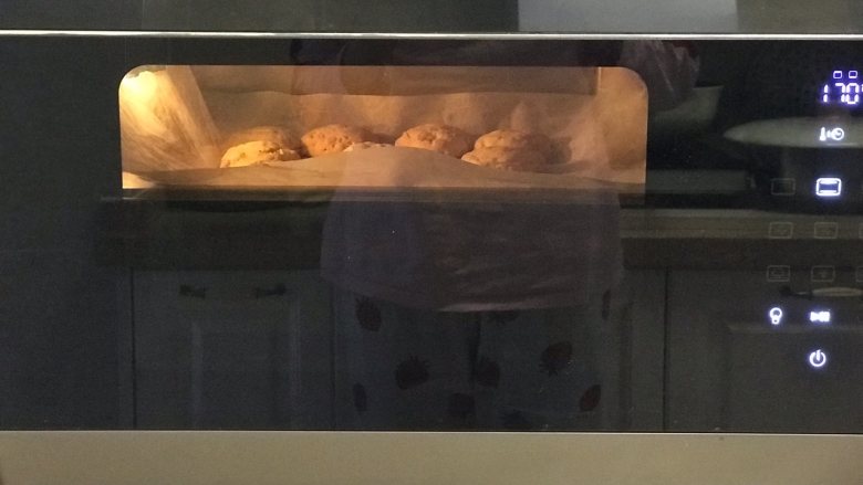 果仁姜饼,烤箱预热170度5分钟，中层烤20分钟左右。
