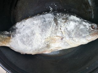 红烧臭鳜鱼,洗干净的臭鳜鱼洗干净拍薄薄一层面粉，锅里倒入40克花生油，烧至有纹路出现放入鱼