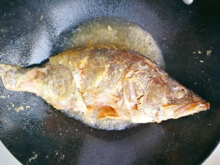 红烧臭鳜鱼,煎至两面金黄，晃动锅有点变硬才可以翻面哦要不然会掉皮。