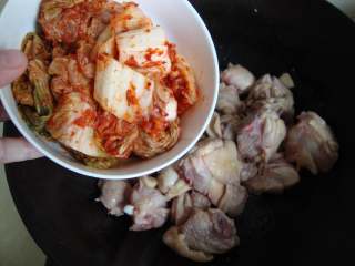 韩式泡菜鸡,放辣白菜炒香