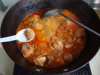 韩式泡菜鸡,加水、辣白菜汤、盐、少许糖、牛肉粉调味。开锅后去沫