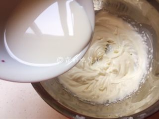 火龙果鲜奶小方,打发至开始出现纹路，就可以把牛奶倒进去了。