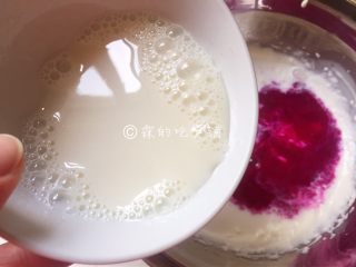火龙果鲜奶小方,融化了的吉利丁片晾至室温，随后和浸泡的牛奶一起，倒入淡奶油糊中。