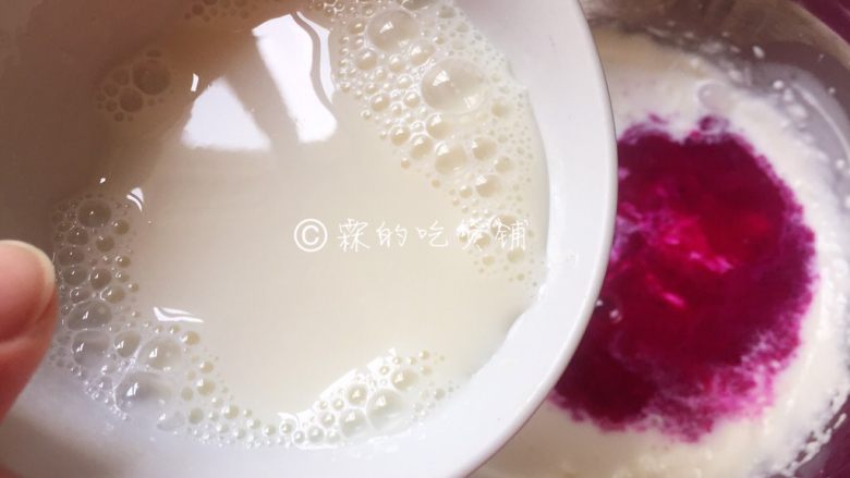 火龙果鲜奶小方,融化了的吉利丁片晾至室温，随后和浸泡的牛奶一起，倒入淡奶油糊中。