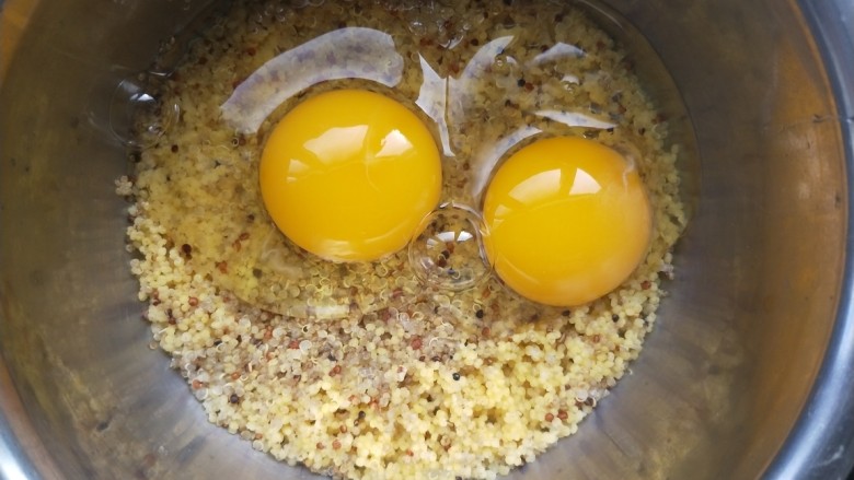 葱香藜麦蛋饼,两个鸡蛋打入盆中。