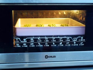 抹茶曲奇（玉米油版）,放入预热好的烤箱，上下火170度，中层15-20分钟