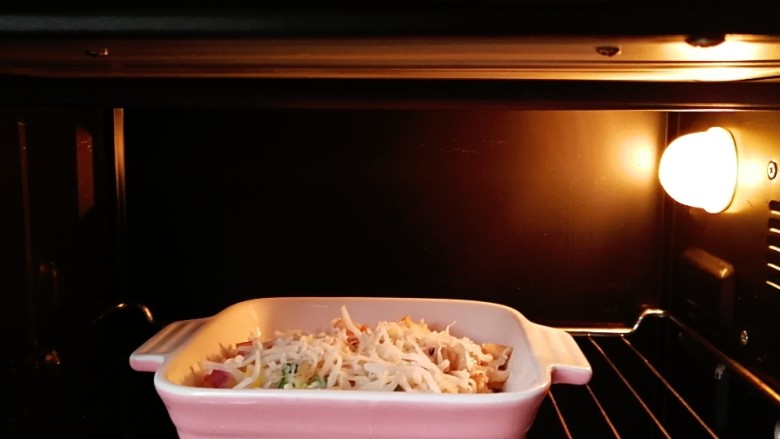 杂蔬红虾焗饭,烤箱200度预热10分钟，放入烤碗，200度上下火中层烤10分钟即可