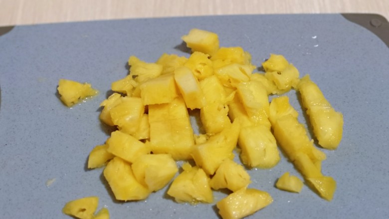 自制零添加菠萝酱,盐水泡好的菠萝之后再切丁，不要太大。